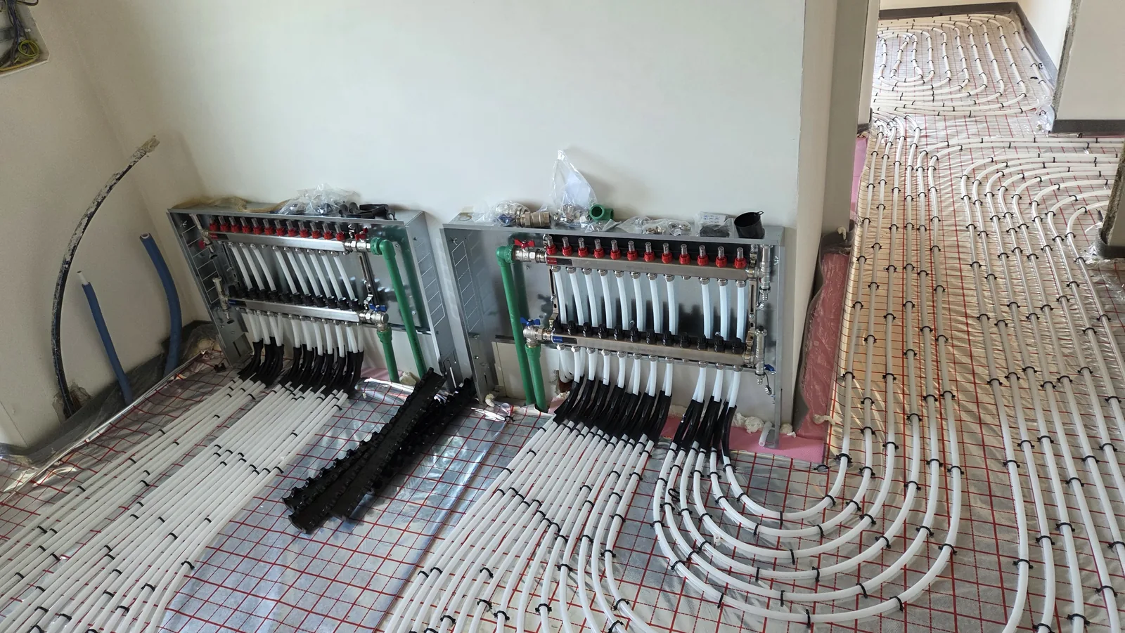 Două distribuitoare de încălzire în pardoseală cu buclele conectate
