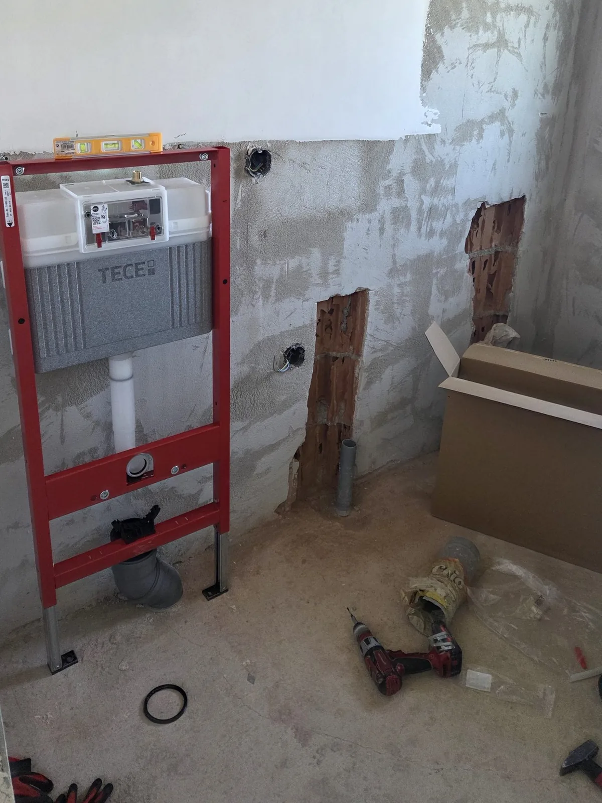 Cadru de instalare pentru vas de toaletă suspendat, fixat la perete și pus la nivel, înainte de finisaj