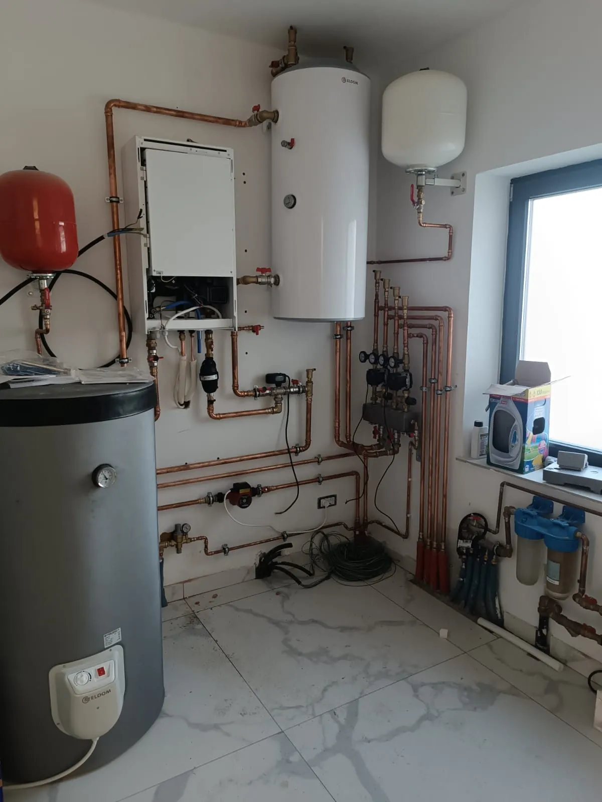 Cameră tehnică cu boiler, vase de expansiune, distribuție din cupru și filtre pe apă